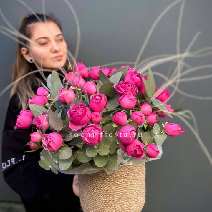 Пионовидные розы Мисти Бабблс в джутовом кашпо в Грозные