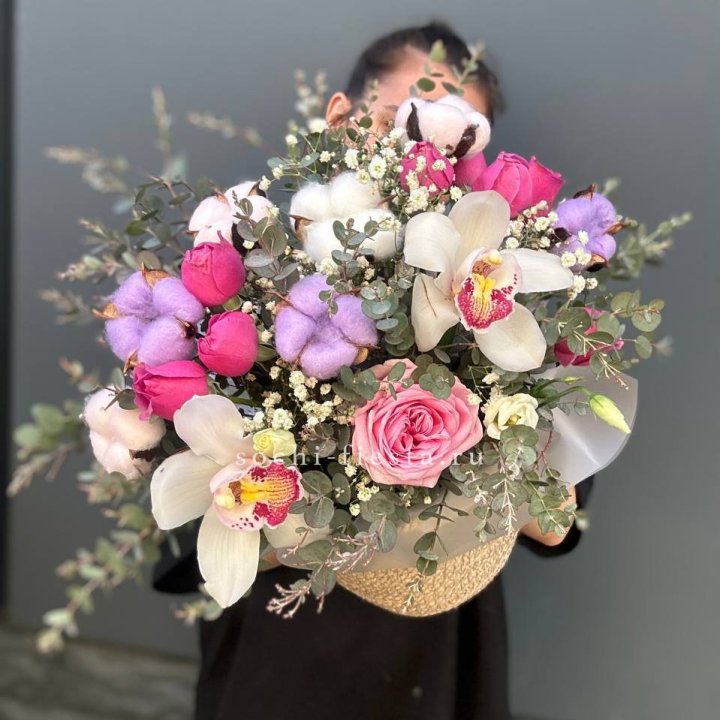 Орхидея и розы в джутовом кашпо в Грозные