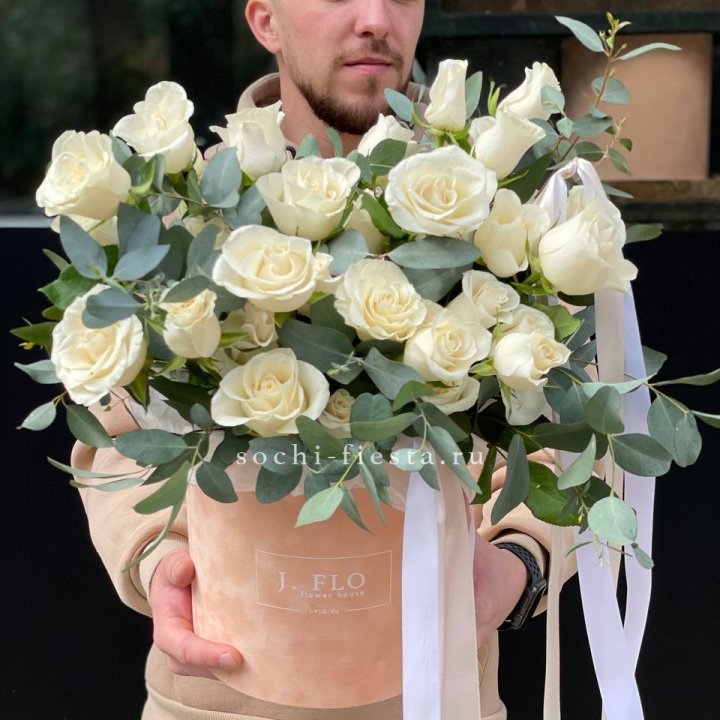 41 белая роз в бархатном боксе в Грозные