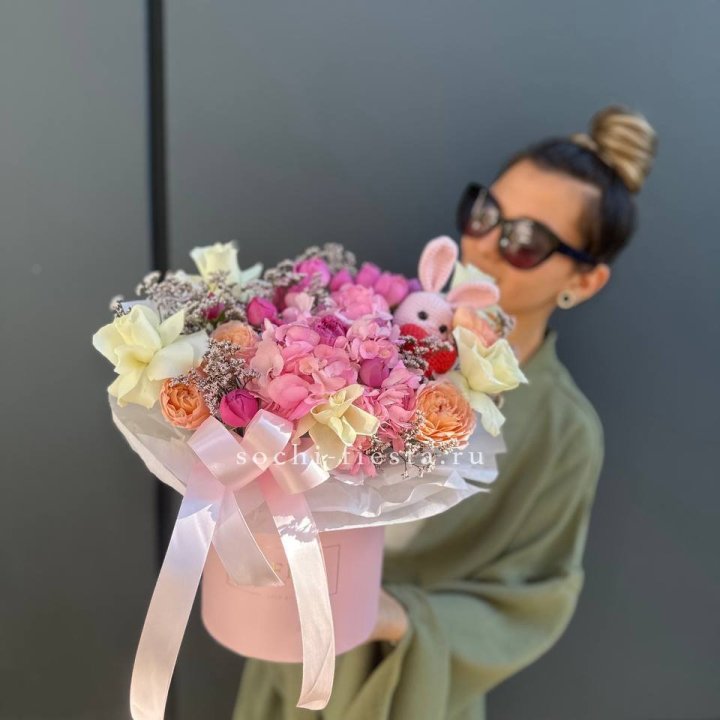 Дизайнерский цилиндр с игрушкой "Лола" в Грозные