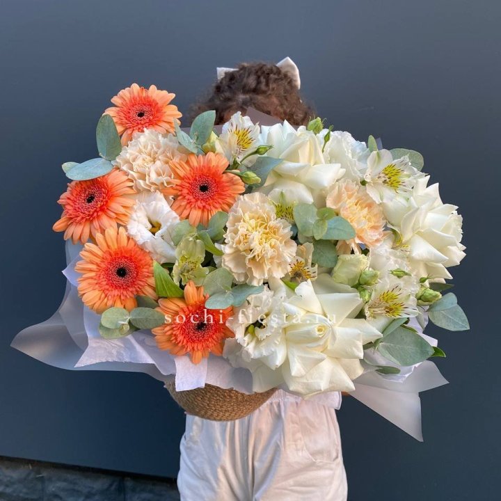 Розы и герберы в джутовом кашпо "Георгино" в Грозные