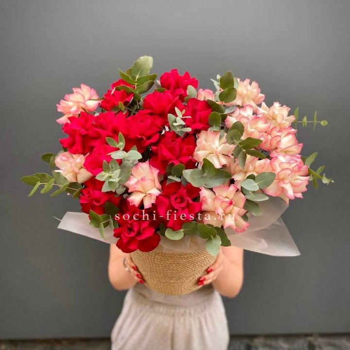 25 Французских роз в джутовом кашпо  в Грозные