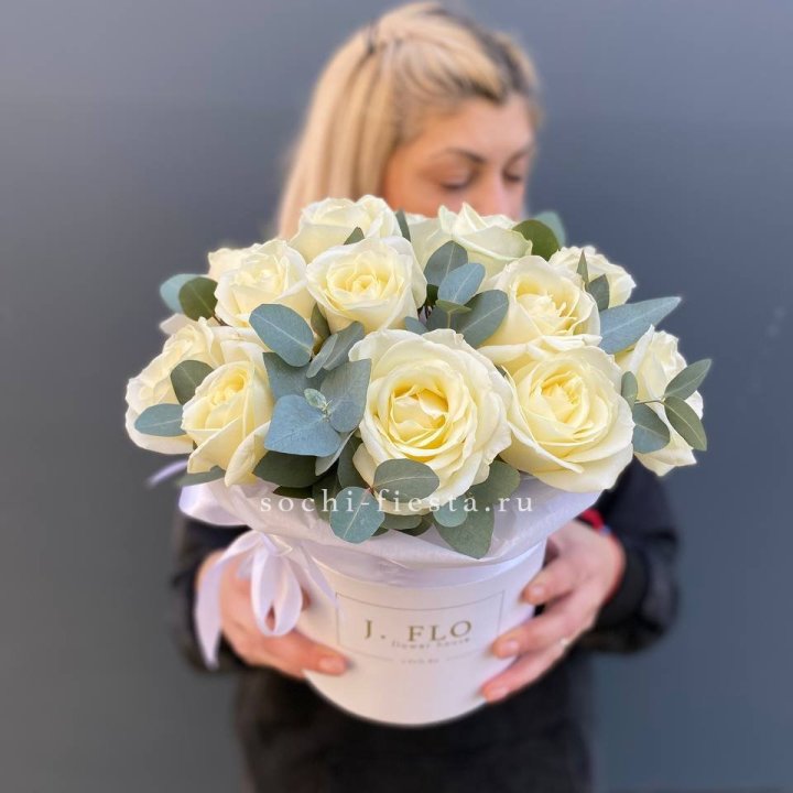 15 белых роз в боксе в Грозные