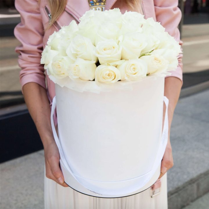 35 белых роз в цилиндре в Грозные