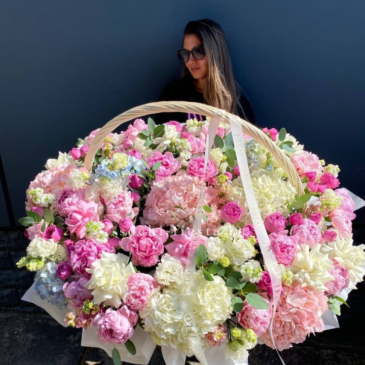 Цветочная корзина из пионов и пионовидных роз "Перфекте" в Грозные