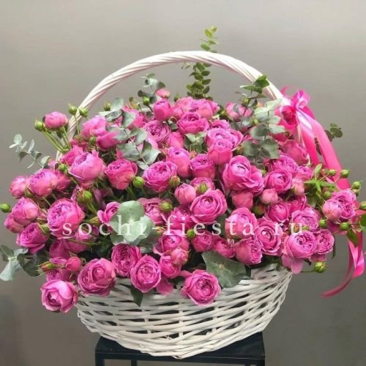65 пионовидных кустовых роз в корзине в Грозные