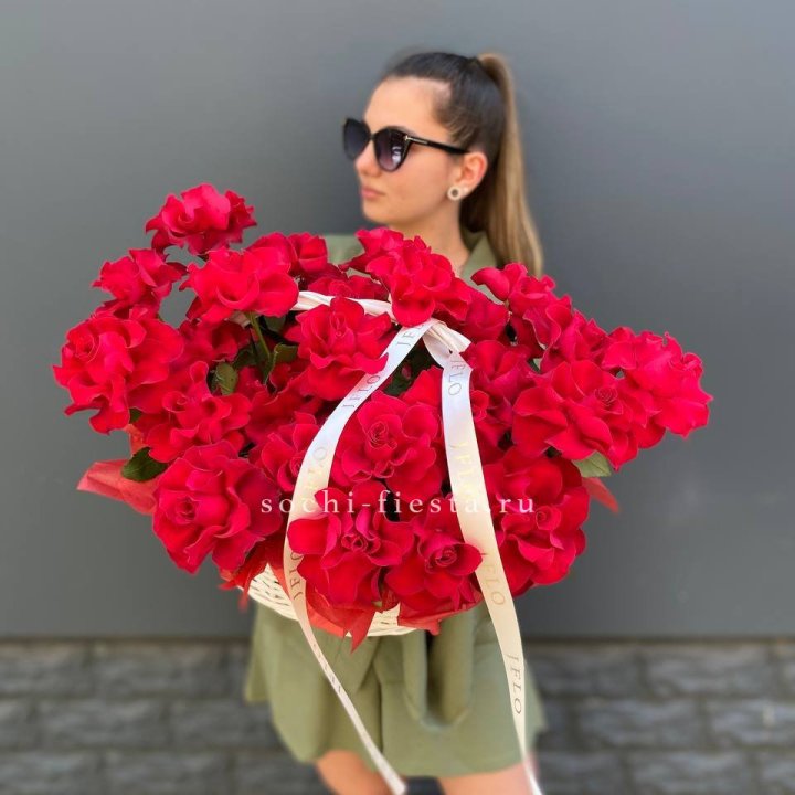 Красные французские розы в корзине в Грозные