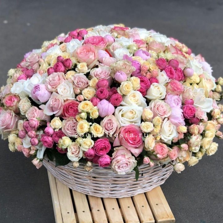 Цветочная корзина из пионов и пионовидных роз "Юниверсити" в Грозные