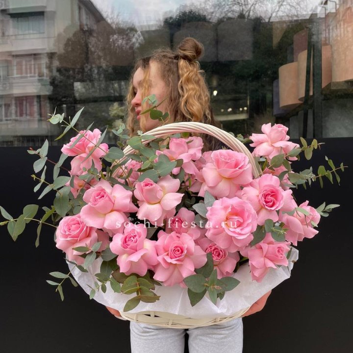 25 роз в цветочной корзине  в Грозные