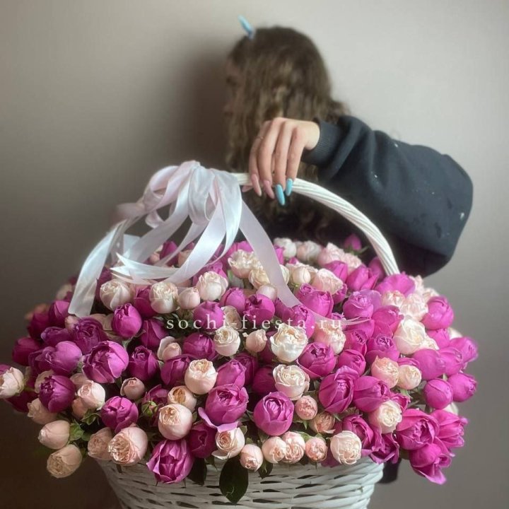 Премиум корзина пионовидных кустовых роз в Грозные