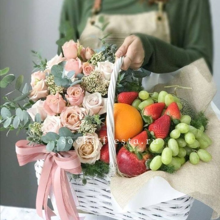 Фруктовая корзина c цветами в Грозные