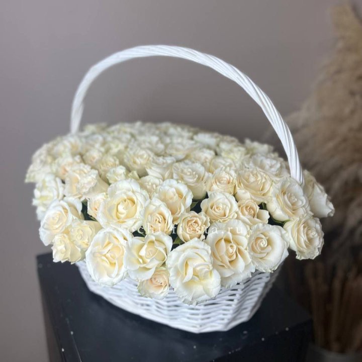 101 белая роза в корзине в Грозные