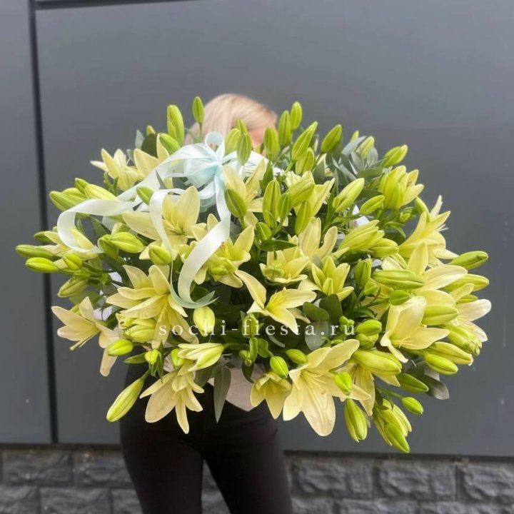 Лилии в корзине в Грозные