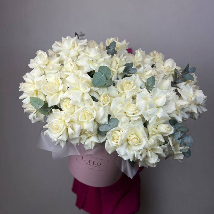 37 белых роз в боксе в Грозные