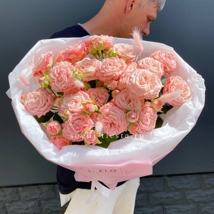 Пионовидные розы Мадам Бомбастик в Грозные