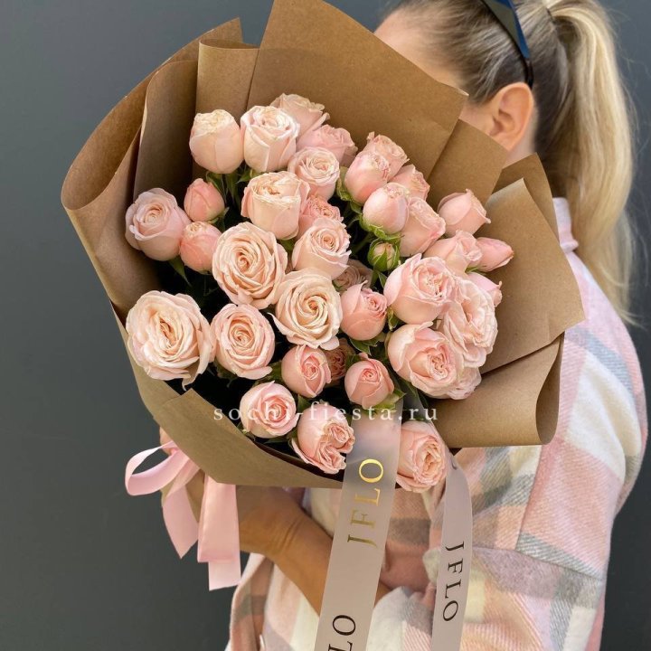 Кустовые розы Бомбастик в крафте в Грозные