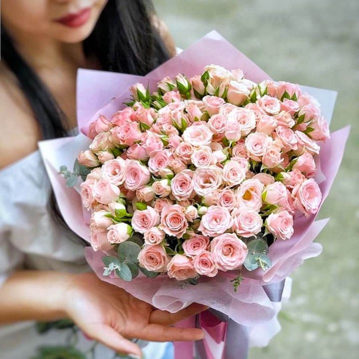 Кустовые розы с эвкалиптом в Грозные