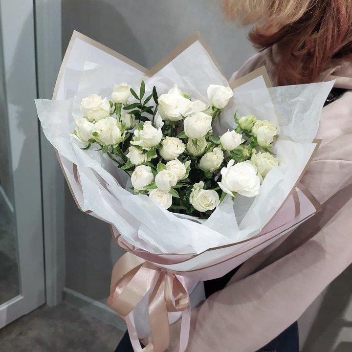 Белоснежные кустовые розы в Грозные