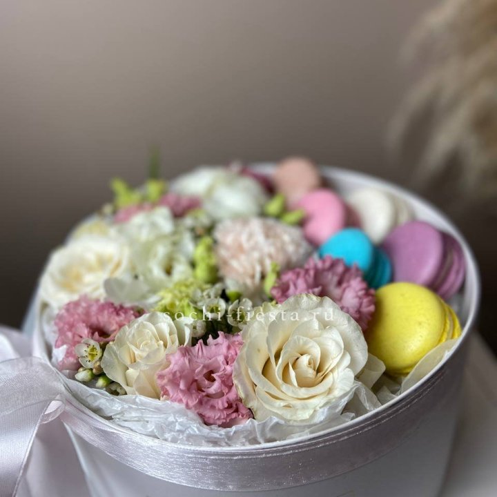 Цветы в цилиндре с макаронс "Прованс" в Грозные