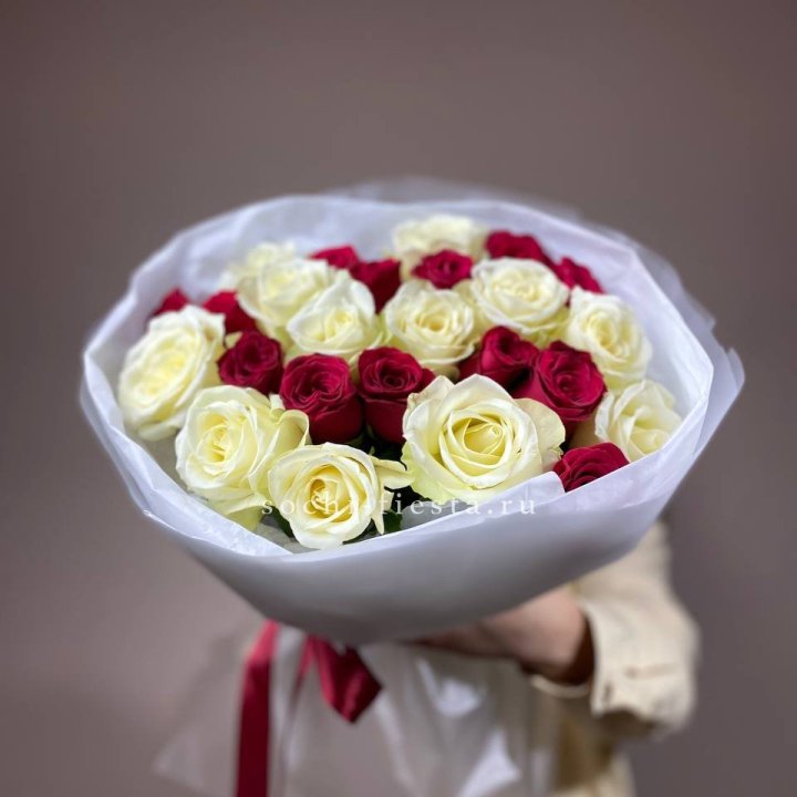 Букет их красных и белых 25 роз в Грозные