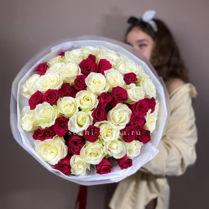 Микс из 55 роз в Грозные