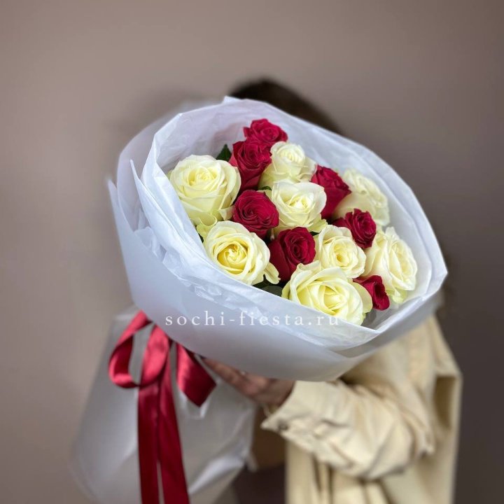 Букет из красных белых 15 роз в Грозные