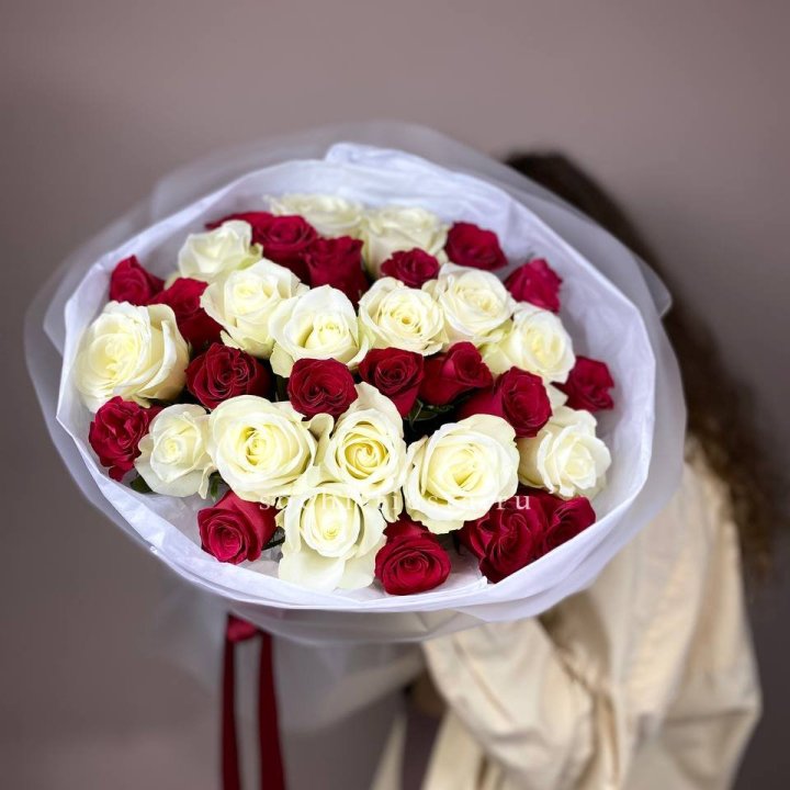 Букет из красных белых 35 роз в Грозные