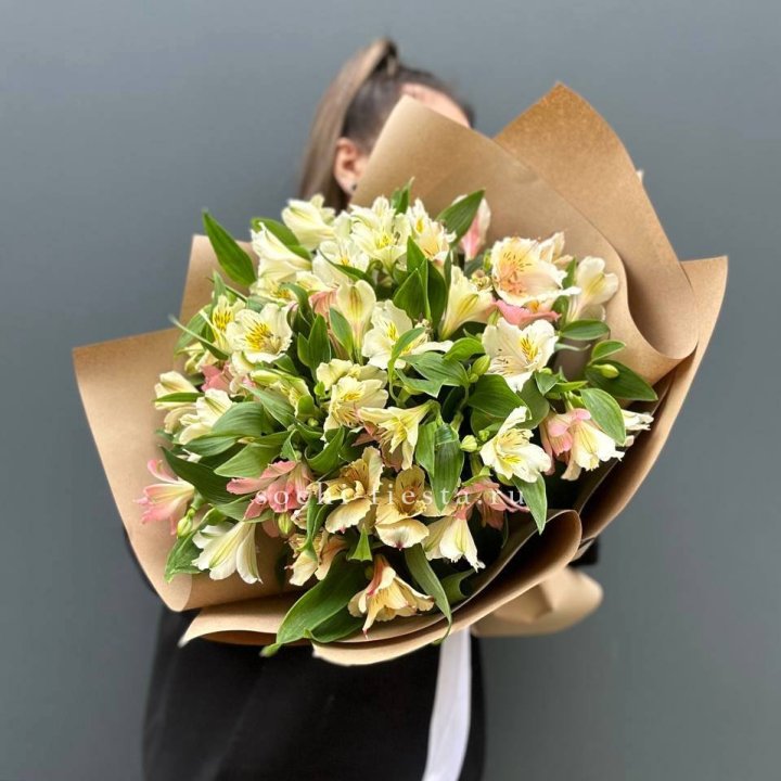 Букет альстромерий в крафте в Грозные