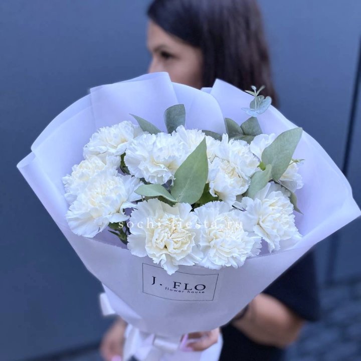 Букет белых диантусов с эвкалиптом в Грозные