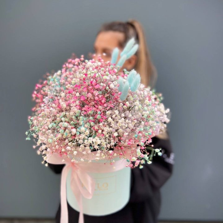 9 Радужных гипсофилы в шляпной коробке в Грозные