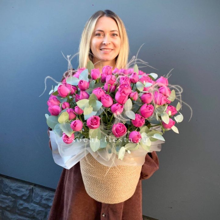 Пионовидные розы  в джутовом кашпо  в Грозные