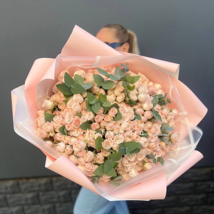 101 кустовая роза с эвкалиптом в Грозные