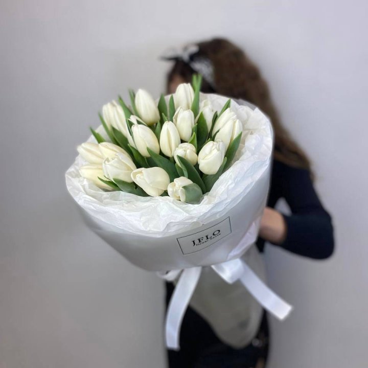  19 белых воздушных тюльпанов в Грозные