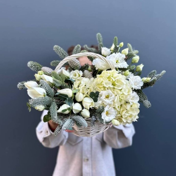 Новогодняя корзина с цветами в Грозные