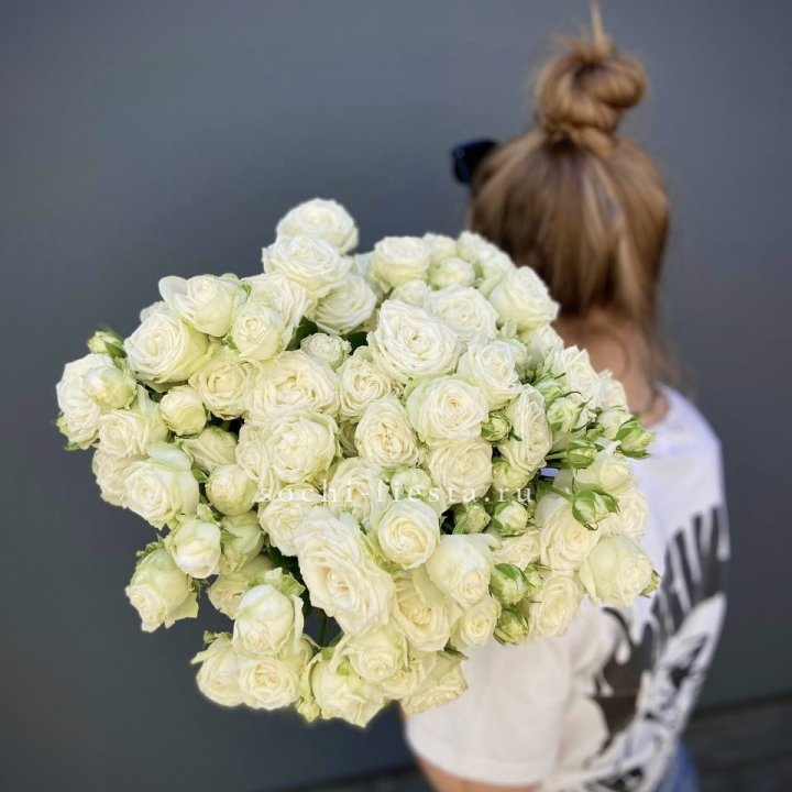 Охапка кустовых роз бомбастик  в Грозные