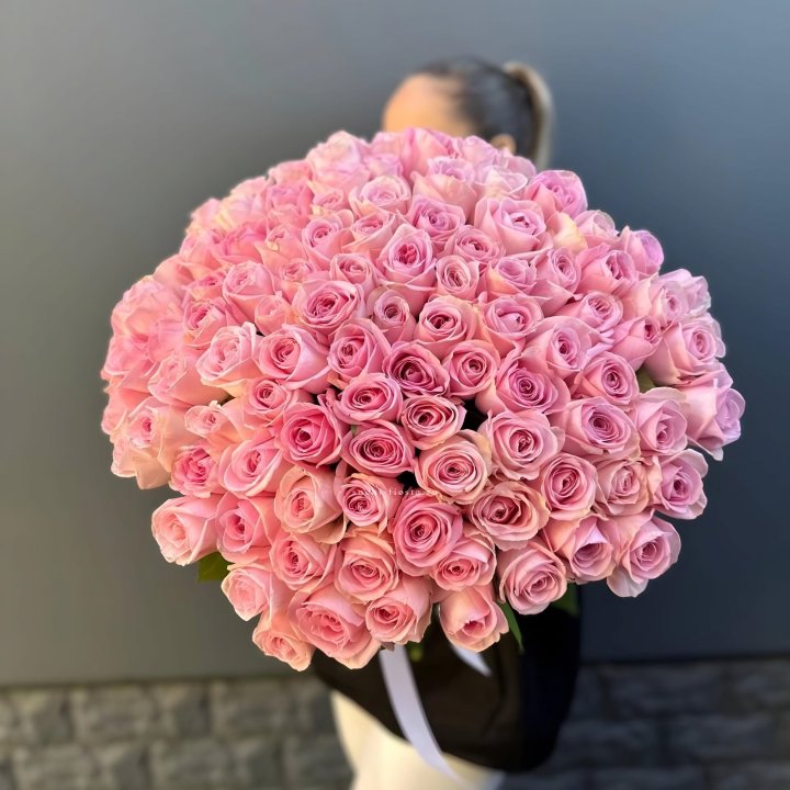 Охапка из 101 розовой розы в Грозные