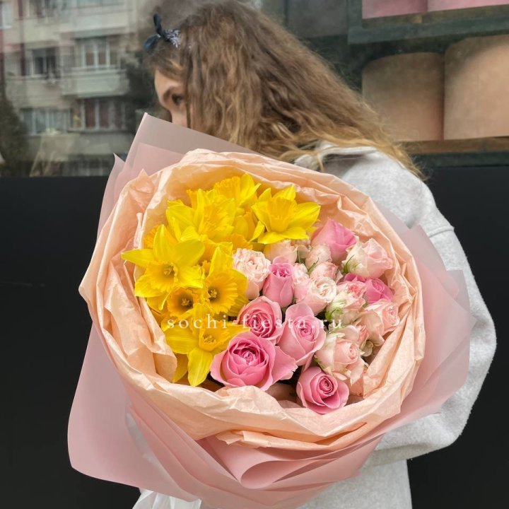 Букет роз и нарциссов в Грозные