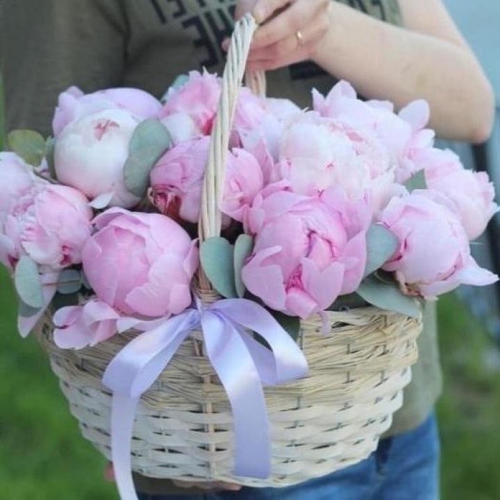 15 пионов в корзине в Грозные