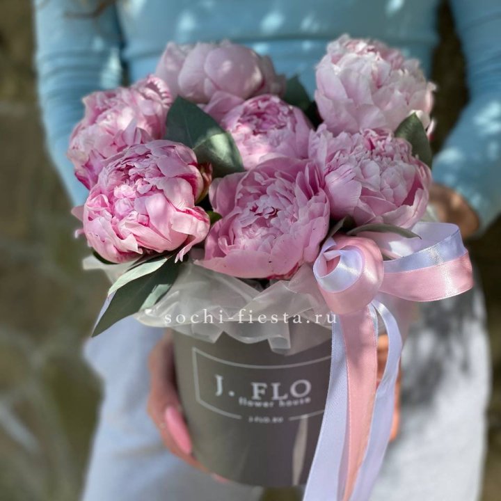 Цилиндр пионов с эвкалиптом в Грозные