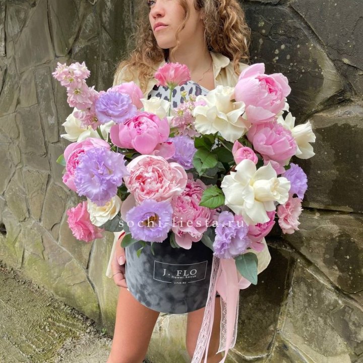 Дизайнерский цилиндр с пионами в Грозные