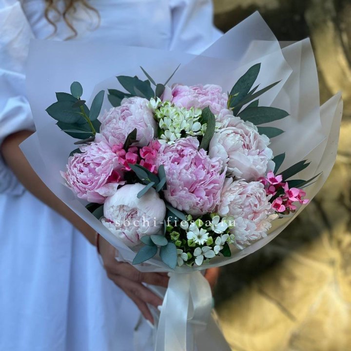 7 зефирных пионов с эвкалиптом в Грозные