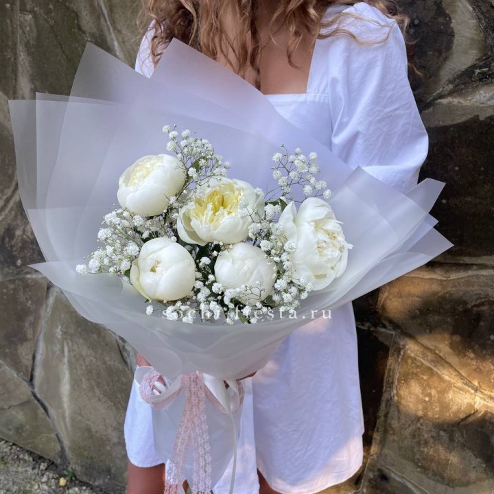 Букет белых пионов "Файв" в Грозные