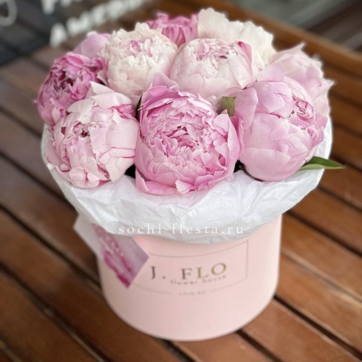 Цилиндр с пионами "Лилу" в Грозные