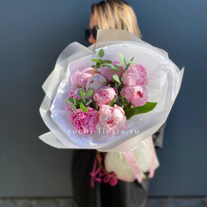 9 пионов с эвкалиптом в Грозные