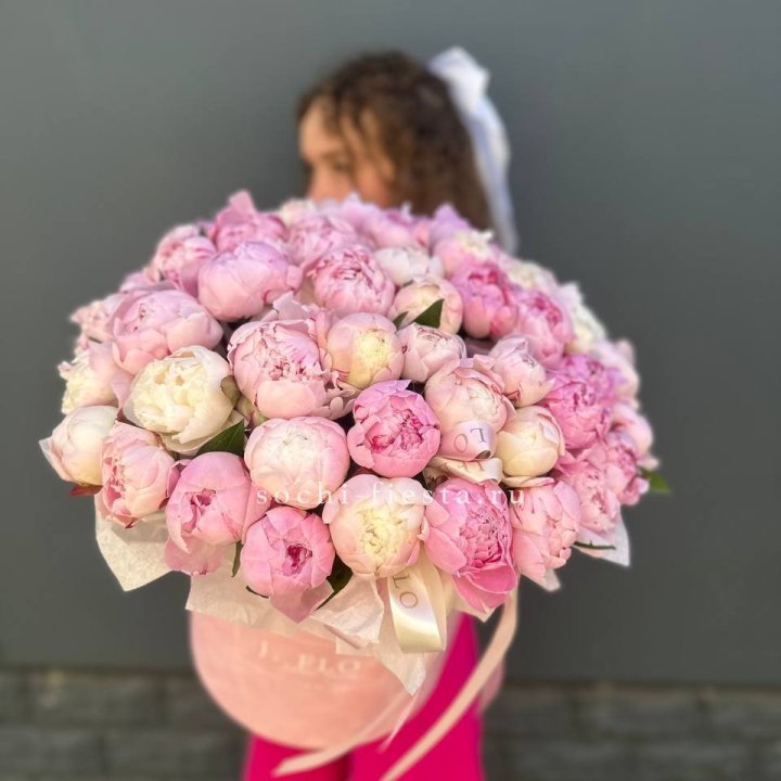 51 нежных пионов  в цилиндре в Грозные