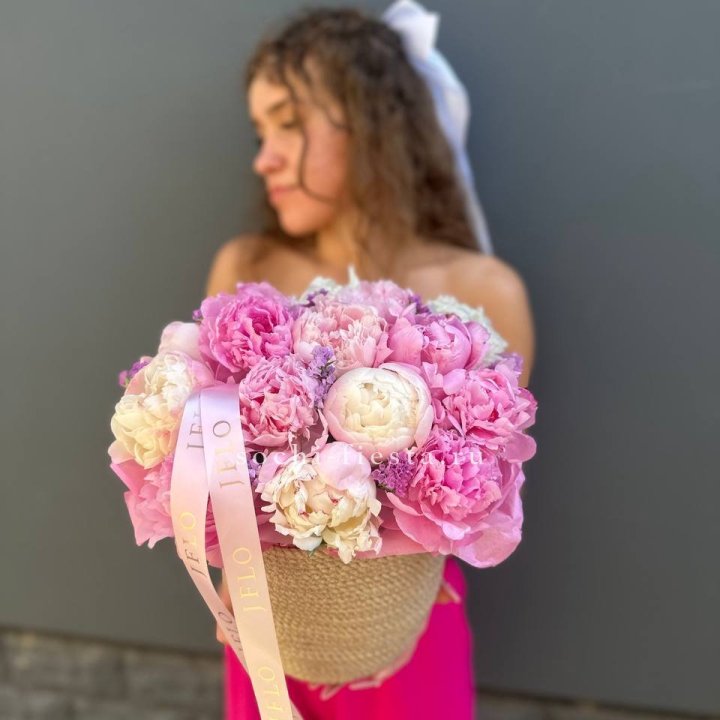 15 пионов в джутовом кашпо в Грозные