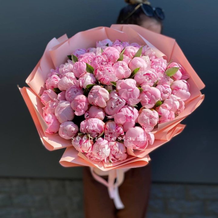 Нежный букет 51 пионов  в Грозные