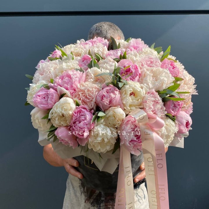 51 пионов в боксе в Грозные