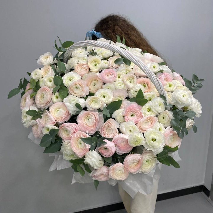 Ранункулюсы в корзине в Грозные