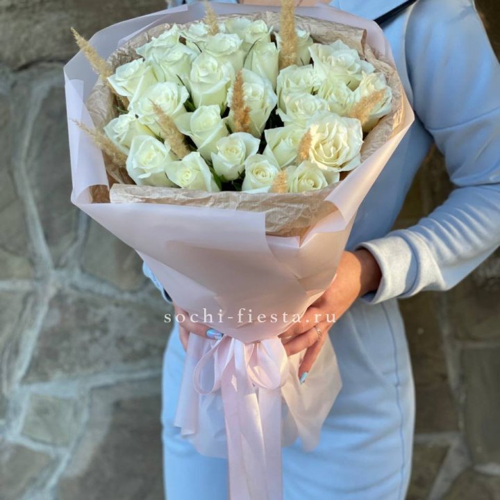 25 белых роз с сухоцветами в Грозные